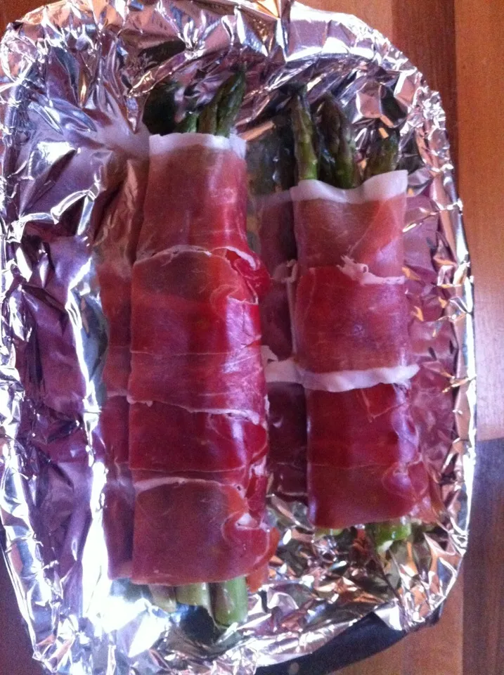 Pre cooked asparagus with mozzarella wrapped in Parma ham.|Emma Proe Was Duncalfさん