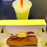 Snapdishの料理写真:Bubble tea, eclair, and macaroon...#nom|Dolly1900さん