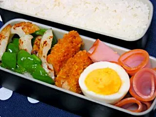 お弁当（ご飯、ピーマンとちくわの炒め物、ハム、コロッケ、ゆで卵）|すーさん