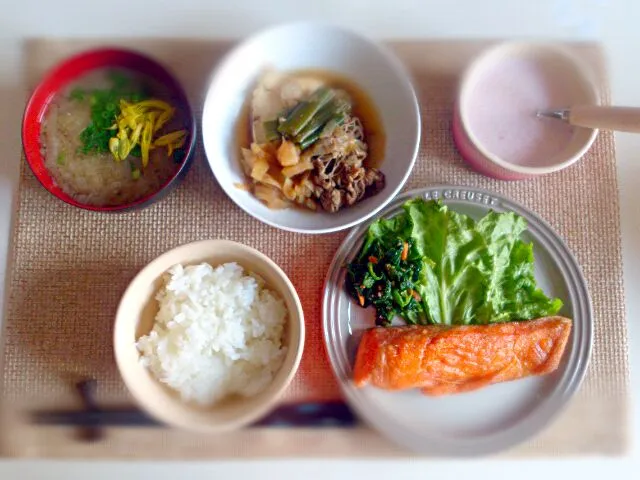 紅鮭ムニエル ほうれん草ごま和え 肉豆腐残り 味噌汁 フルーチェ|にゃろめさん