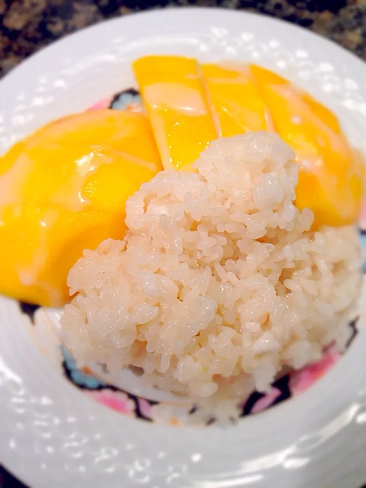 Mango sweet rice ( added coconut and palm sugar sauce)|Allissa Zhaoさん