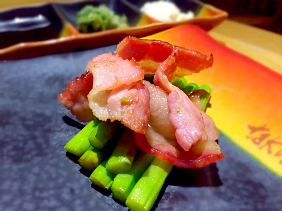 Asparagus with bacon|Issara. 🍴さん