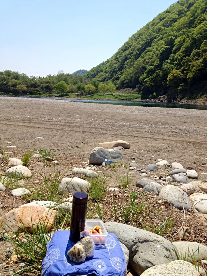 河原でおにぎり4月24日☀|あくびさん