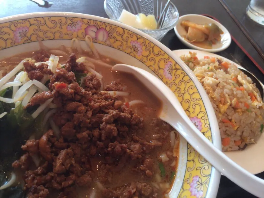 【日替定食】タンタンラーメンと小チャーハンを頂きました。|momongatomoさん