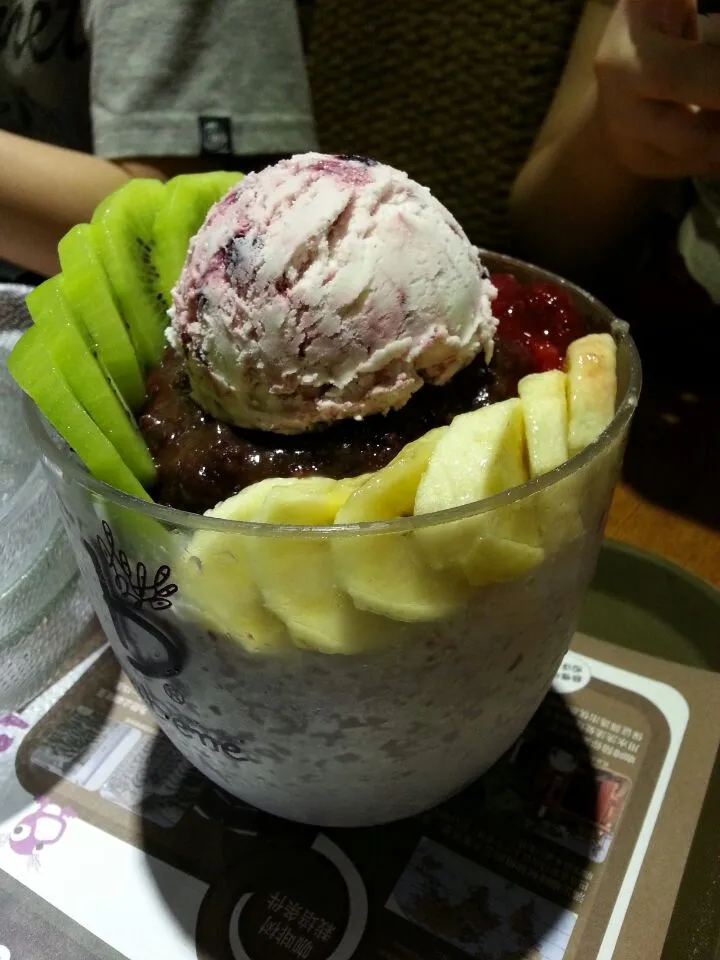 Ice Cream with fruit on the side|Endi Andreas Limasさん