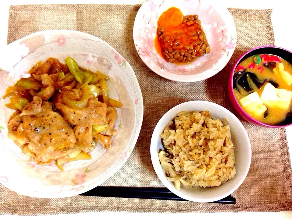 舞茸とツナの炊き込み御飯♡野菜炒め風生姜焼き♡わかめと豆腐の味噌汁♡納豆|♡りさ ♡さん