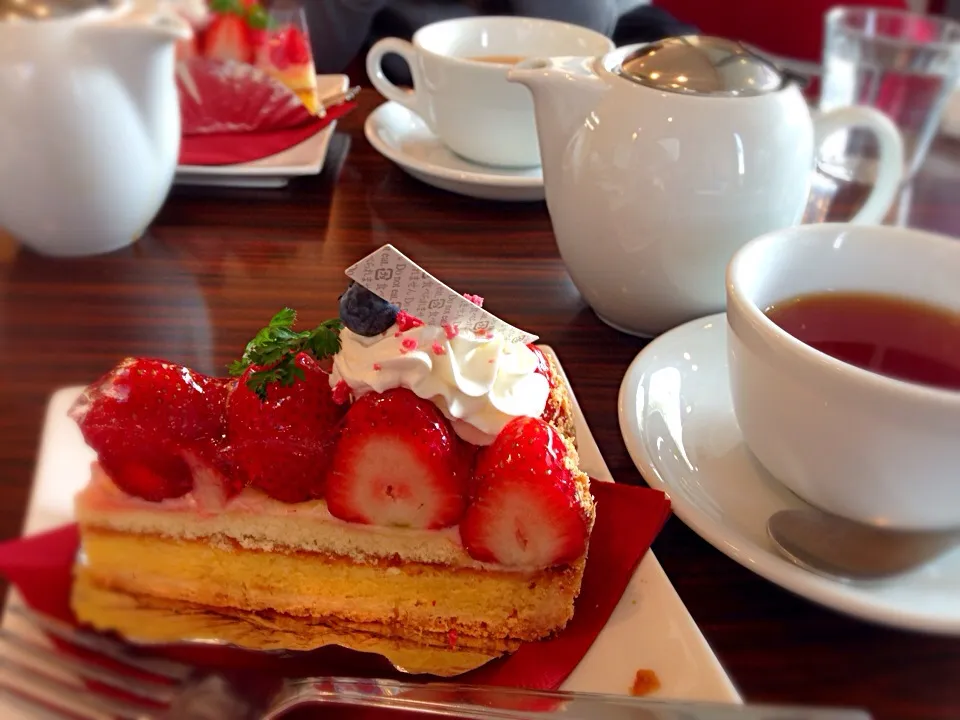 Snapdishの料理写真:Sucre strawberry cake|Satoko Katayamaさん