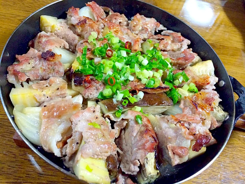 Snapdishの料理写真:ゆんゆんゅんさんの料理 新玉ねぎの肉巻きです。たまねぎメイン！お肉はオマケw。麺つゆバターを絡めて☆|くみさんさん