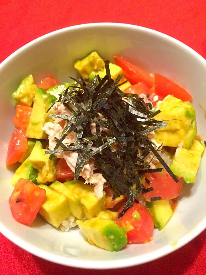 一人ご飯のアボカドトマトとツナマヨ丼|まるまさん