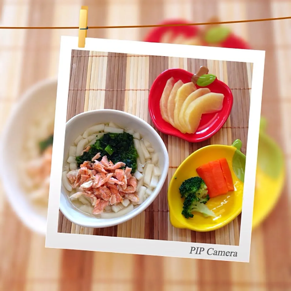 ≪離乳食≫ 鮭と菜の花のうどん。ブロッコリー。ニンジン。りんご。|みかさん