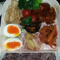 Snapdishの料理写真:今日のお弁当は、チーズインハンバーグとしょうが焼きに、卵明舎のゆで卵、今年初冷し中華|Malon Middleさん