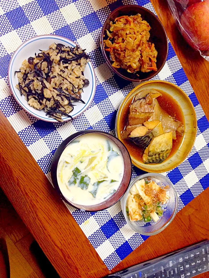 煮魚、切り干し大根、おくらと山芋和え、ひじきご飯、味噌汁|クロエさん