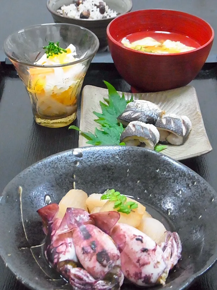 今晩は、烏賊と大根の煮物、飛び魚塩焼き、夏蜜柑なます、アゴ出汁かき卵汁、雑穀ご飯

初夏の近づきを感じるお天気でしたが、食卓も初夏の気配。
あっさりした白身の飛び魚は塩焼きでも美味です。
沢山届いた大根をたっぷり、烏賊の旨味を含ませた煮付けと、爽やかななますにしました。

今日も美味しかった！|akazawa3さん