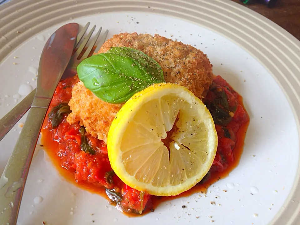 Cod with tomato, red pepper, spinach and basil sauce.|Fionaさん