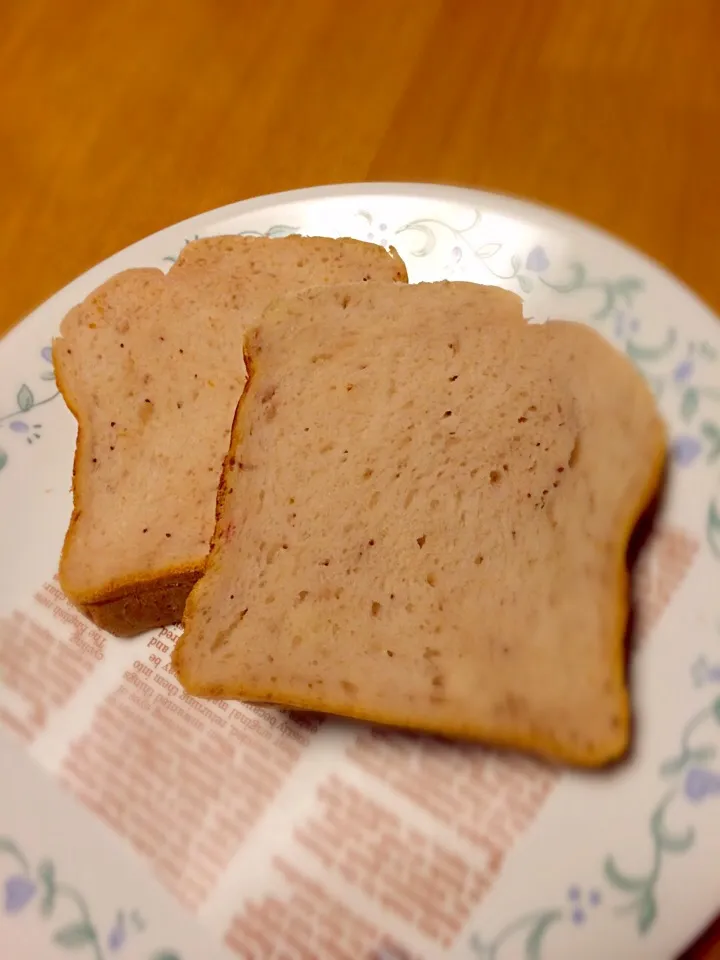 なんと水分は苺だけ〜!!!    いちごで焼く いちご食パン🍞|みどりさん