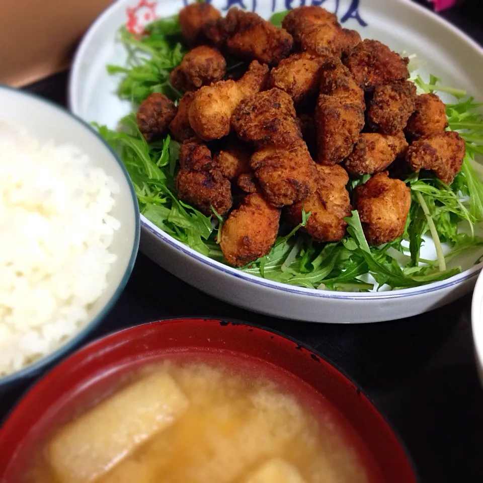 今日の晩ご飯は、ささみの塩麹唐揚げ(水菜座布団)、豆腐とおあげさんの味噌汁。|ゆえさん