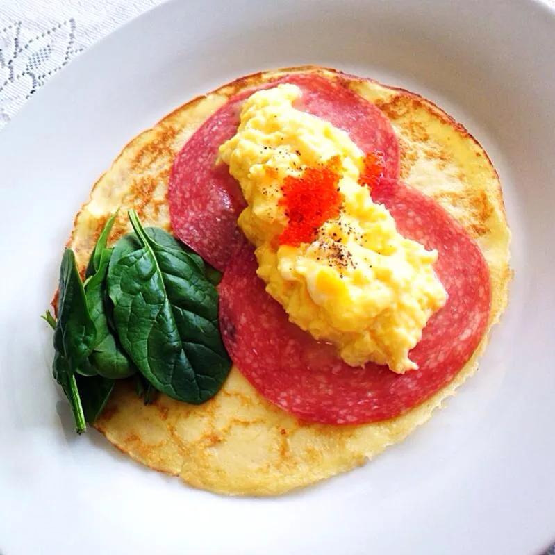 Breakfast crepe with scrambled eggs and salami|gohyuchongさん