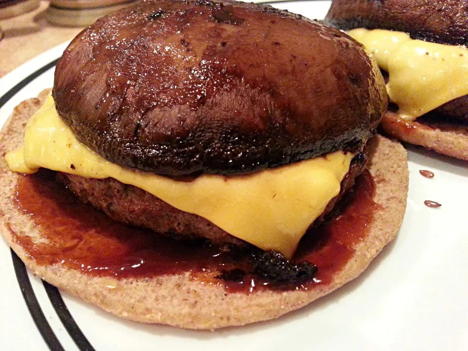 Smokehouse Burger with Portobello Mushroom Cap & Deli Flat replacement for Traditional Bun|Melissa Marie Hallさん