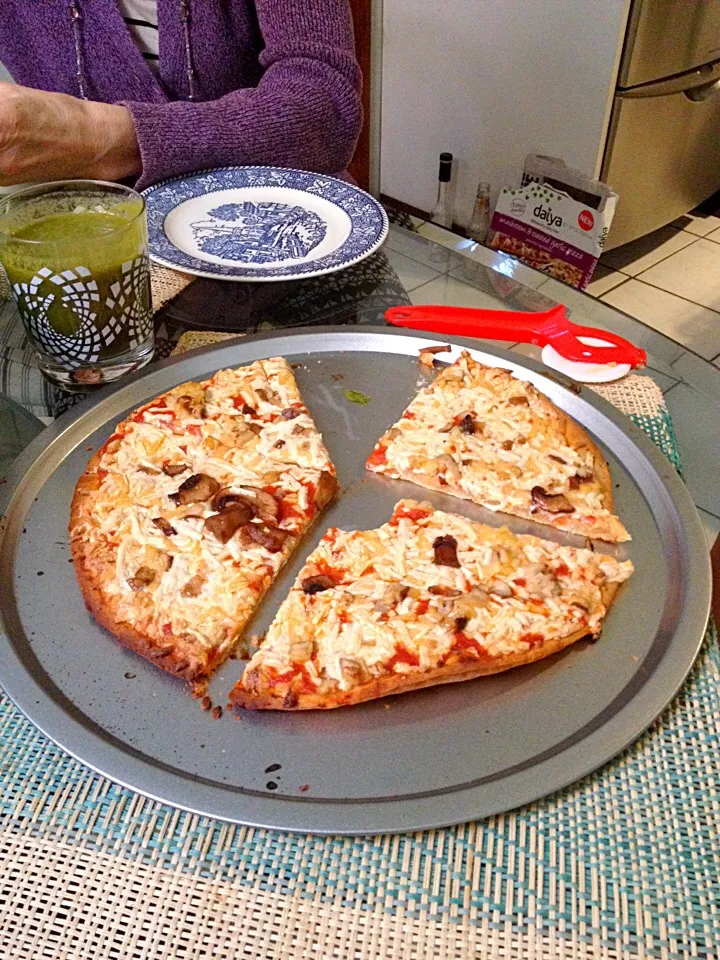 Daiya mushroom n garlic pizza|adriana cortesさん