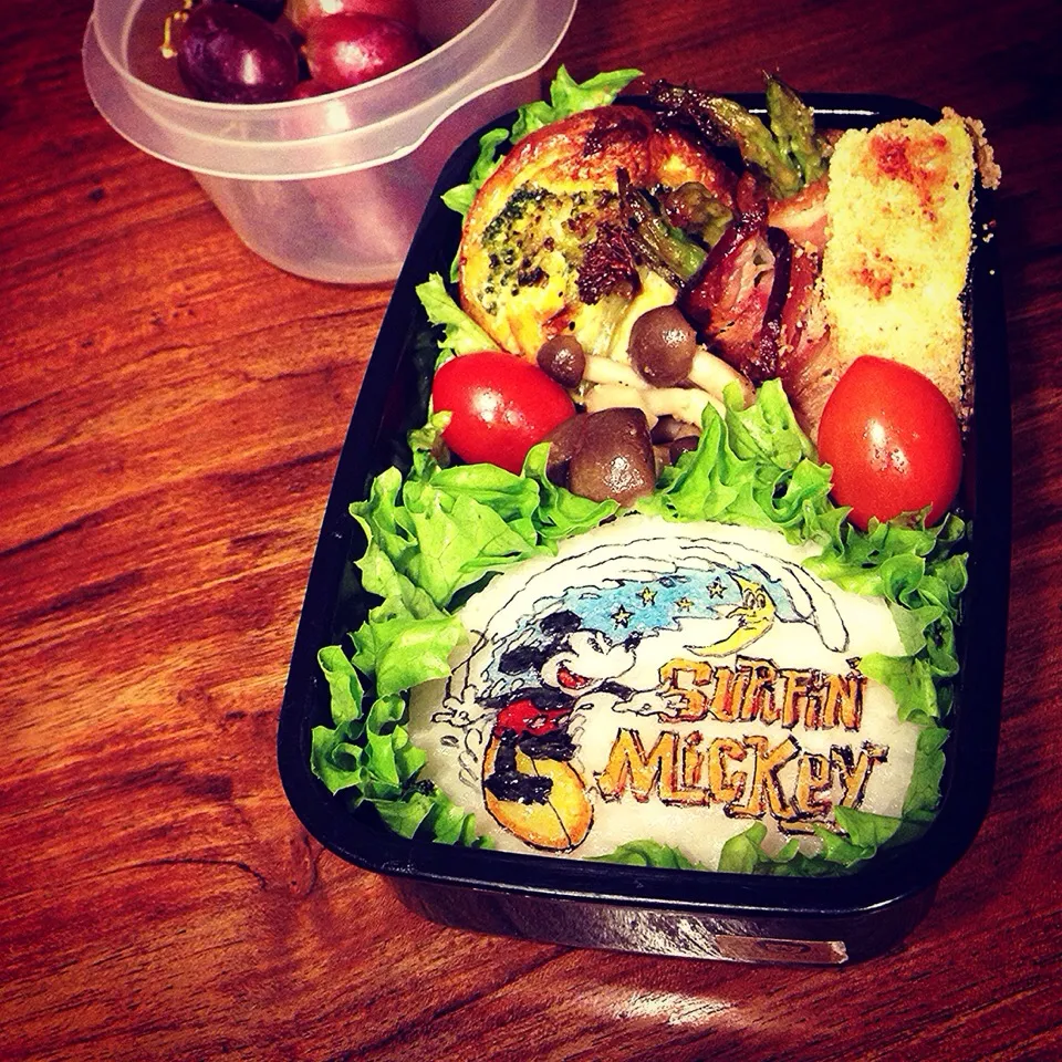 Surfing Micky 🌟 Bacon roll n Quiche Lunch box.  サーフィン🌟ミッキー ベーコン巻とキッシュ弁当|Yuka Nakataさん