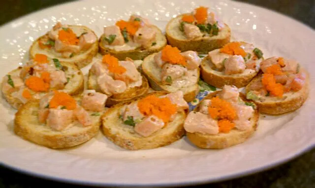 salmon poke on toasted baquette topped with roe.|Jiraphon Gさん