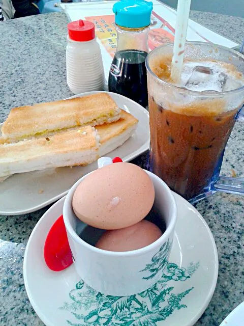 breakfast in Ipoh, Malaysia! White coffee ice, bread with kaya and butter and half boiled eggs.|Frannyさん