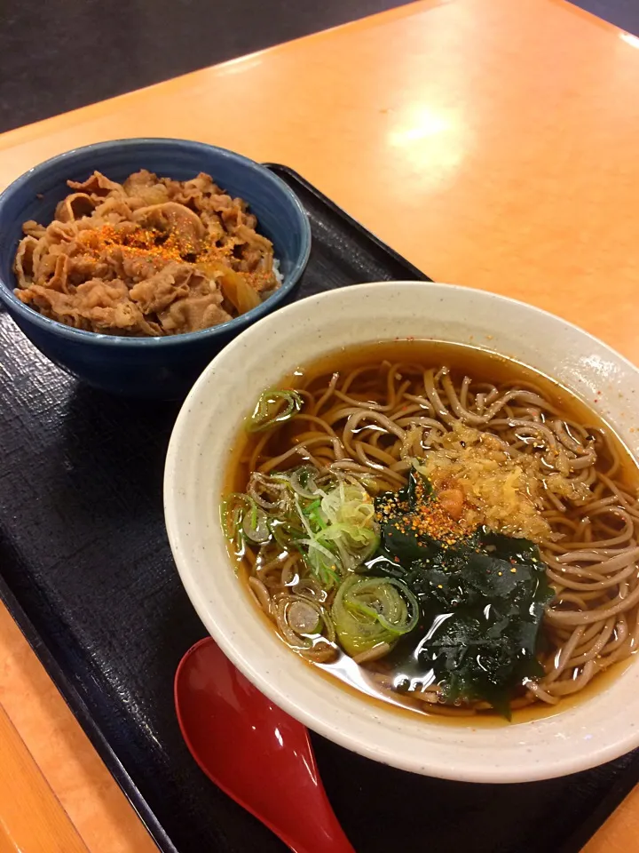 Snapdishの料理写真:そば吉牛 ミニ牛丼＋かけそば|Masahiro Saitohさん