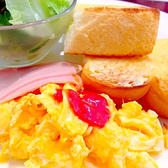 Scramble Egg, Ham & Toast Bread|Liezlさん