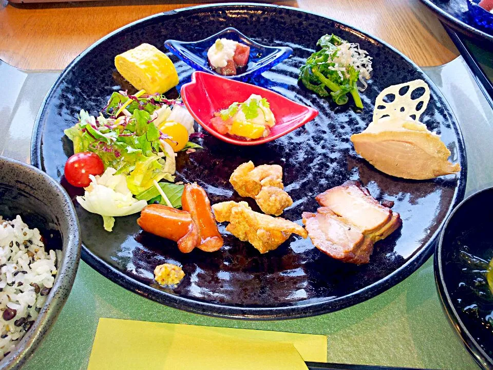 梅田の「はまぐり庵」でプレートランチ。|佐藤さん