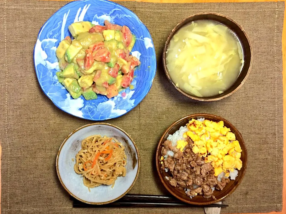 Snapdishの料理写真:アボカドとトマトの酢味噌和え
そぼろごはん
切り干し大根の煮物
キャベツと玉ねぎの味噌汁|Kawasaki Seijiさん