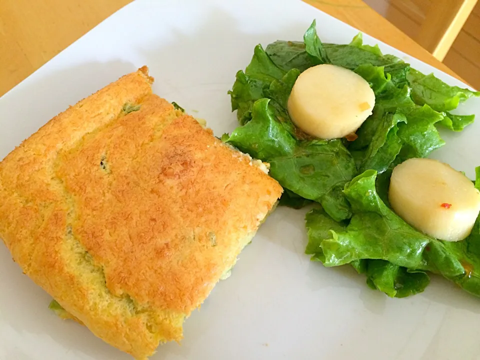 Suflê de abobrinha com salada folhas verdes e palmito.|Bruna N. Hiroさん