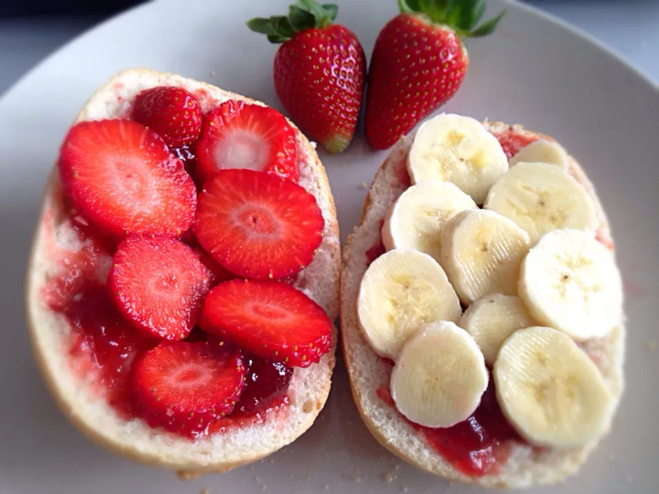 Rolls with strawberry jam and fresh strawberries & banana|Fujiko Toyohashiさん