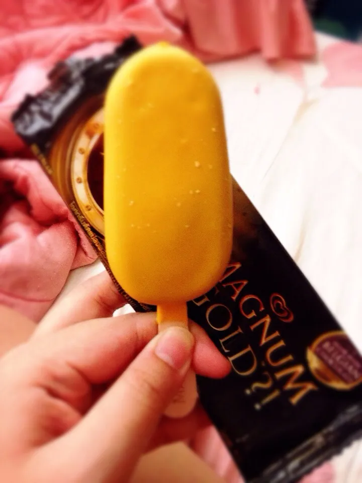 "Magnum Gold" มโนไปได้ว่าแมคนัมเคลือบรสมะม่วง เพราะเห็นเป็นหน้าร้อน จริงๆคือคาราเมล แหม่!!!|pimonpakさん