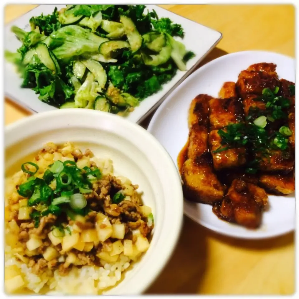 ✳︎豚と長芋のそぼろ丼✳︎厚揚げの甘辛炒め✳︎サニーレタスの胡麻サラダ|こまあずさん