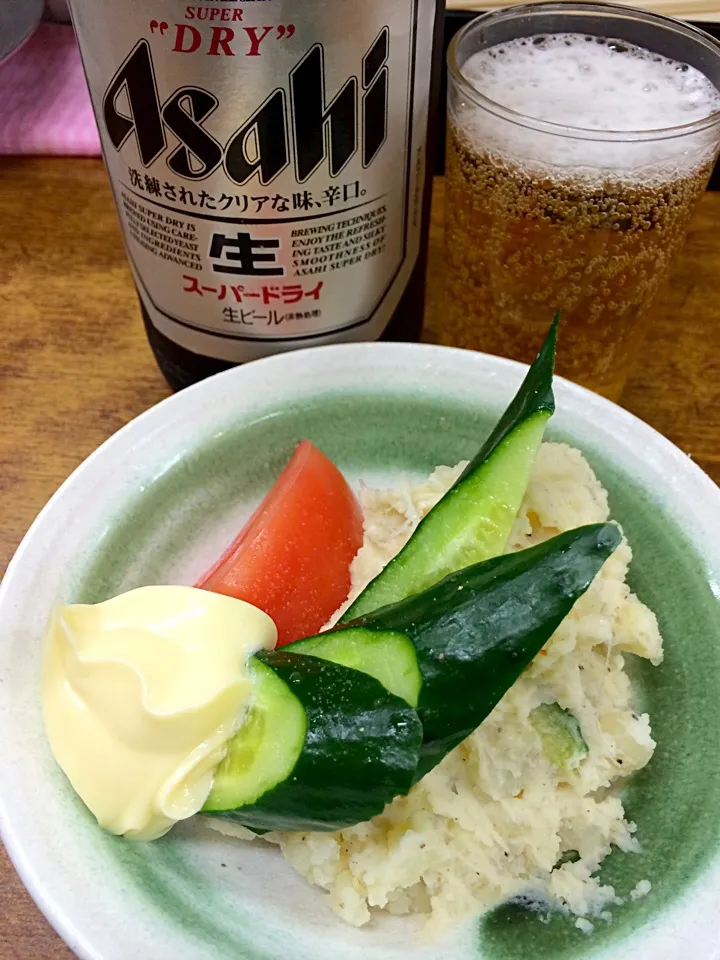 瓶ビールとポテトサラダで独り酒開始。|Takashi H.さん