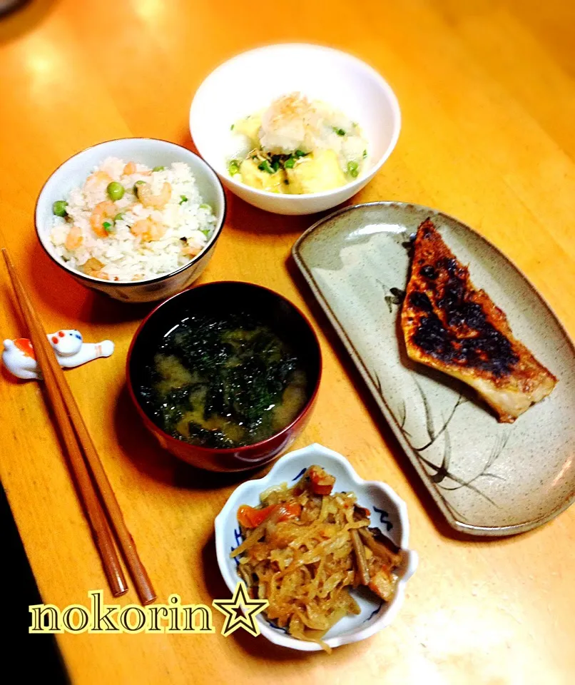 今夜は和食 エビとグリーンピースの炊き込み、揚げ出し豆腐、赤魚の干物、新ジャガとアオサの味噌汁、切り干し大根|nokorinさん