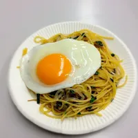 Snapdishの料理写真:もやしとにらのスパ目玉焼きのせ|ごんさん