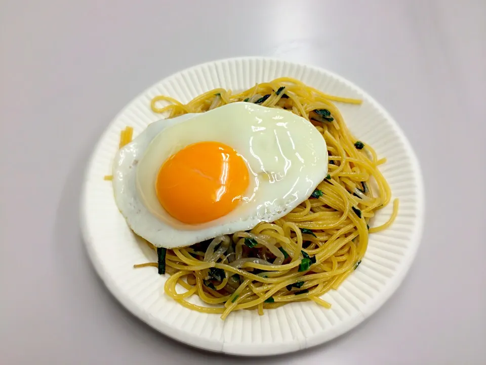 もやしとにらのスパ目玉焼きのせ|ごんさん