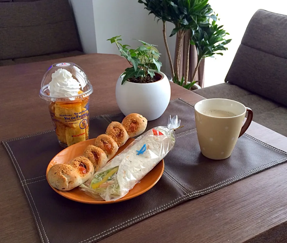 Snapdishの料理写真:ヴィドフランス トルティーヤ（野菜とチキン）、セサミと明太子チーズ、カップDEフレンチ、豆乳オーレ|pentarouさん