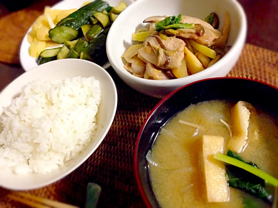 豚とセロリときのこのオイマヨ炒めと小松菜の味噌汁、お漬物、、の晩ご飯|めりさん