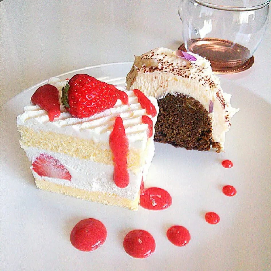 Snapdishの料理写真:こないだの家庭訪問で出したケーキ♪
シンプルにストロベリーショート。
クリームはタカナシの４７％
純白じゃない、ミルキーで濃厚なクリームをたっぷりと。
奥のは先日UPしたエンゼルケーキ。|ゆりかさん