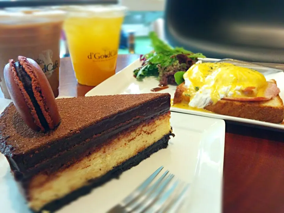 triple chocolate cheese cake and egg Benedict|Ernさん