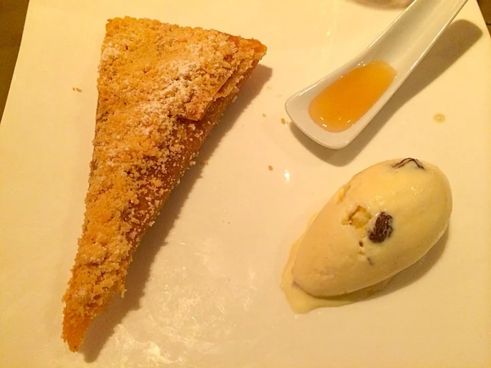 Crispy cinnamon 'apple pie' with homemade ice cream|Carin Tayさん