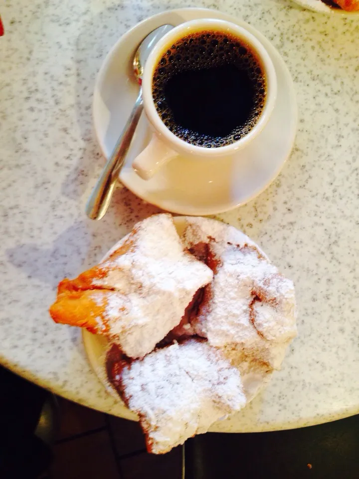 Snapdishの料理写真:Coffee & beignets|Christine Bruceさん