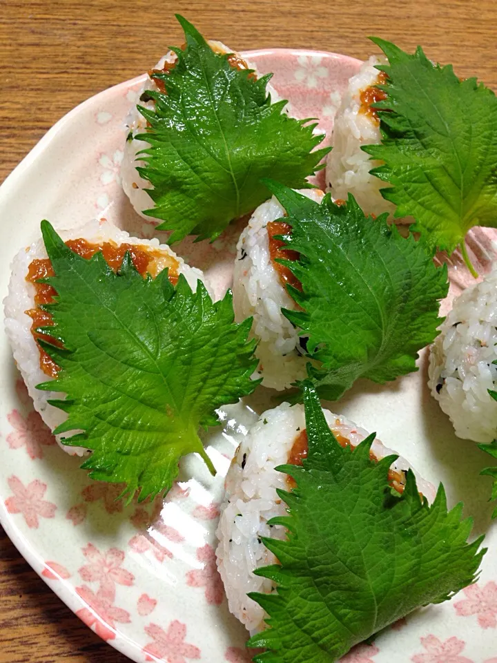 ゆんゆんゅんさんの料理 鮭と大葉のおにぎり💛💜💚|るるさん