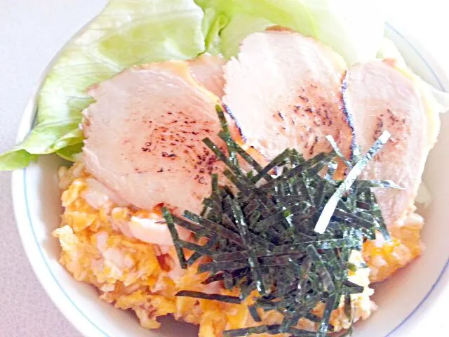 Snapdishの料理写真:鳥チャーシュー炙り丼～♪(*^O^*)|ひろぴょんさん