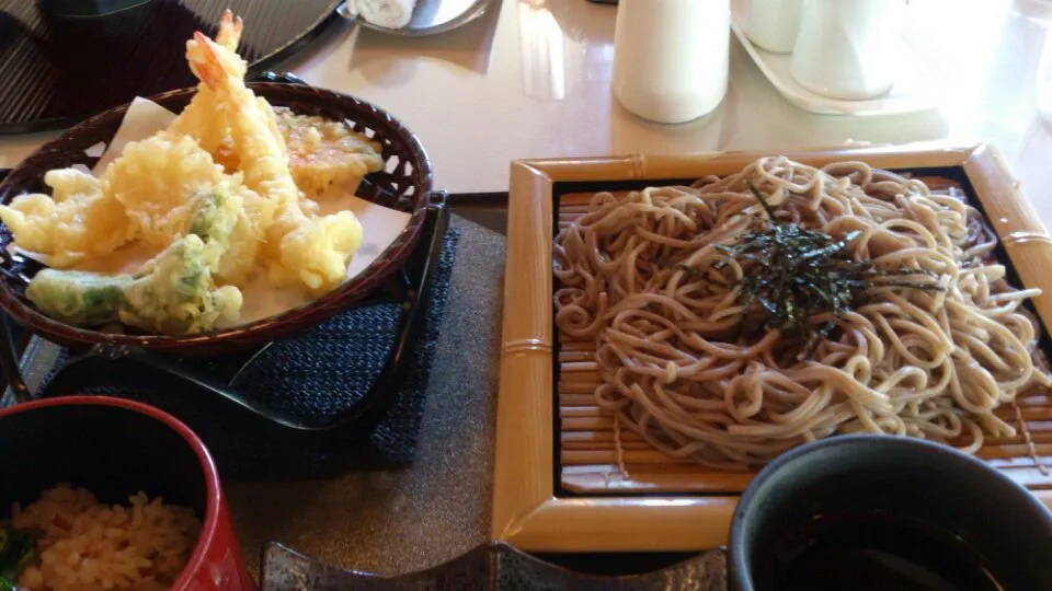 Snapdishの料理写真:大多喜名物の筍の天ぷらと筍ご飯が付いたそば定食。タケノコ美味い！|SATOSHI OOCHIさん