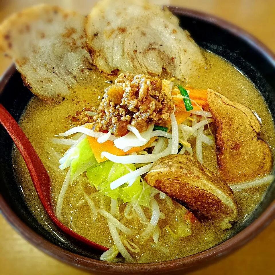 複数の味噌から選べる味噌ラーメン専門店。北海道味噌野菜らーめんに味噌漬け炙りチャーシューを2枚追加！ 次回は違う味噌に挑戦しよう、っと。|Keitaさん