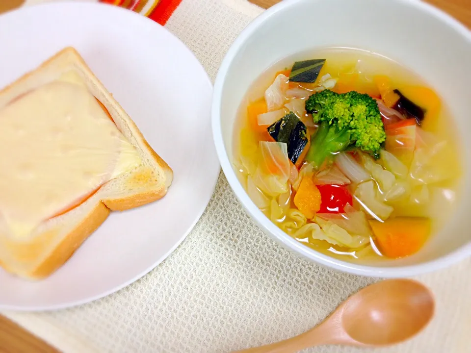 【1人暮らしの昼ごはん】ハムチーズトースト＆彩り野菜スープ|たきゃたさん