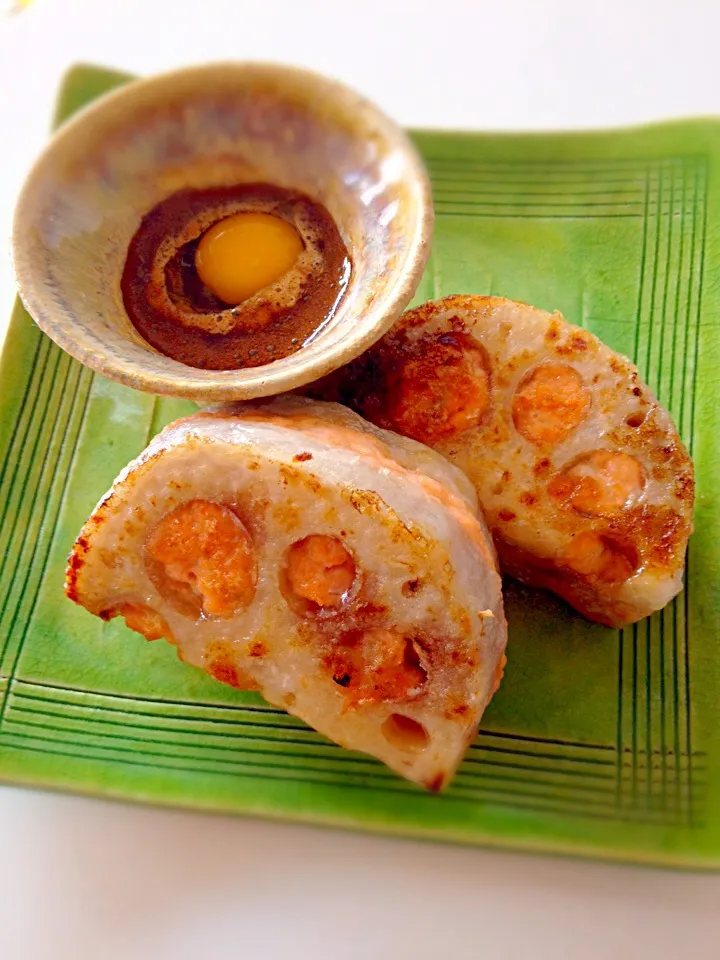 蓮根と鮭のはさみ焼き月見つくねソース|ユウさん